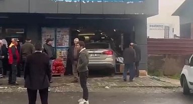Düzce'de otomobil marketin içine girdi!