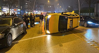 Düzce'de ticari taksi park halindeki araca çarpıp devrildi!