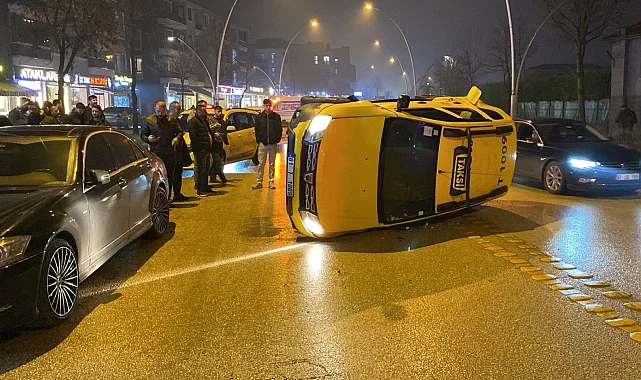 Düzce'de ticari taksi park halindeki araca çarpıp devrildi!