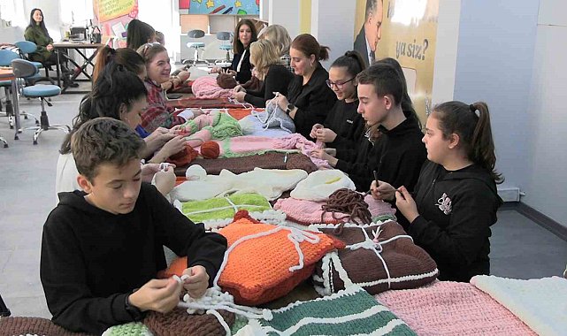 Edirne'de ilmekler iyilik için atılıyor: Çocuklar örüyor, anneler birleştiriyor