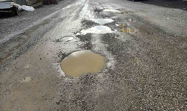 Edremit'te yeni yapılan yolda bir buçuk ayda çukurlar oluştu