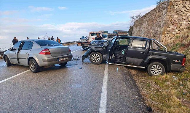 Eğirdir'de iki otomobil çarpıştı, sürücüler yaralandı