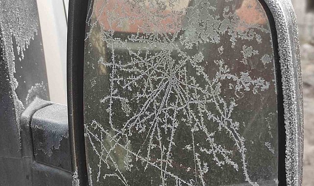 Eksi 17 dereceyi gören kentte araç camları buz tuttu