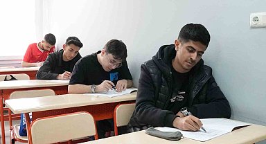 Elazığ'da 9 bin öğrenci sınavda ter döktü