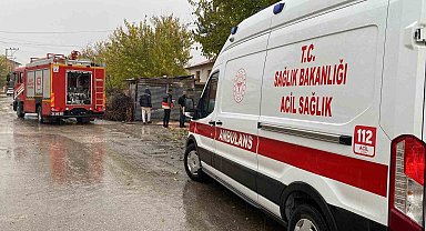 Elazığ'da çatı yangını: 1 kişi dumandan etkilendi