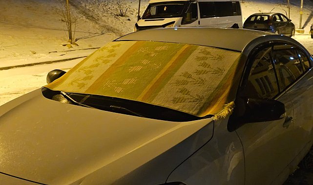 Elazığ'da dondurucu soğuklara karşı araç camları kilimle korunuyor