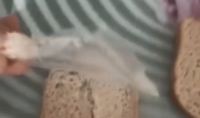 Elazığ'da ekmeğin içerisinden poşet çıktı