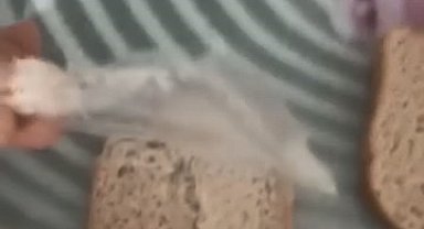 Elazığ'da ekmeğin içerisinden poşet çıktı