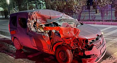 Elazığ'da hafif ticari araç, temizlik aracına çarptı: 1 yaralı