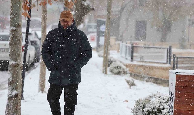 Elazığ'da kar yağışı sürüyor: 4 bin yıllık tarihi Harput beyaza büründü