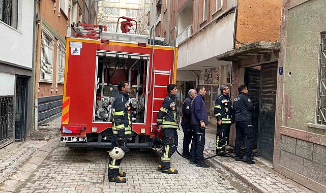 Elazığ'da metruk binada yangın