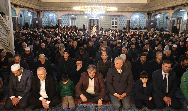 Elazığ'da Regaip Kandili'nde vatandaşlar camilere akın etti