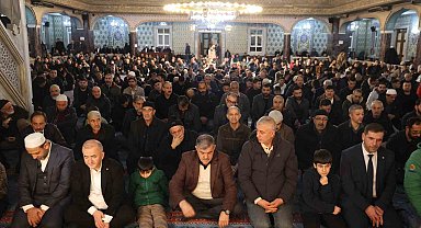 Elazığ'da Regaip Kandili'nde vatandaşlar camilere akın etti