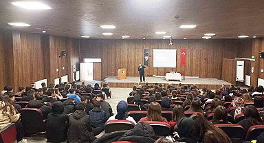 Emet'te lise öğrencilerine "Hz. Peygamber ve Şahsiyet İnşası" başlıklı konferans