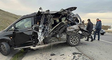 Emniyet şeridindeki VIP yolcu taşıma aracına kamyonet çarptı