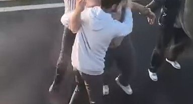 Emniyet şeridini ihlal etmek isteyen sürücü ortalığı bir birine kattı