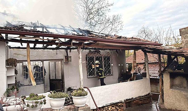 Erbaa'da elektrik kontağından çıkan yangın evi küle çevirdi