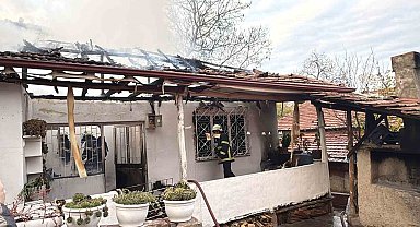 Erbaa'da elektrik kontağından çıkan yangın evi küle çevirdi