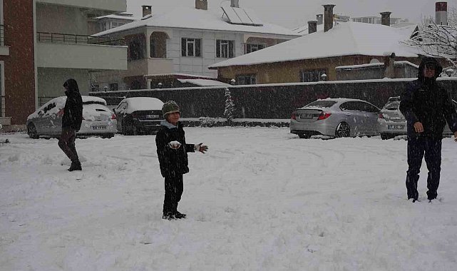 Erciş'te vatandaşların kar sevinci