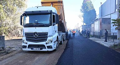 Erenler'de iki mahallede asfalt serim çalışmaları sürüyor