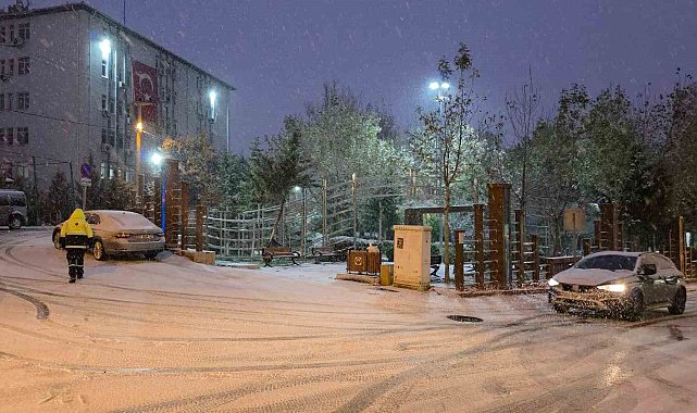 Ergani'de 'buz' mesaisi: Yollar piste döndü, araçlar zor anlar yaşadı