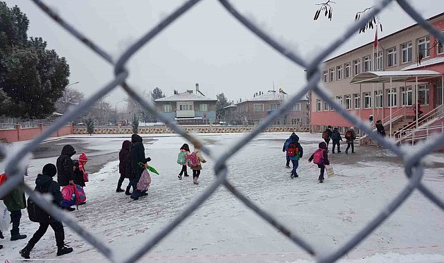 Erzincan güne karla uyandı