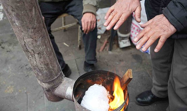 Erzincan pazarcısı soğukta sobayla ısınıyor