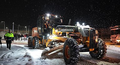 Erzincan Valisi karla mücadele çalışmalarını sahada takip etti