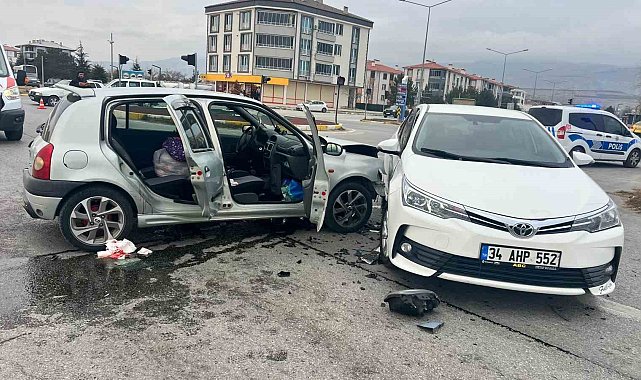 Erzincan'da iki otomobil çarpıştı: 2 yaralı
