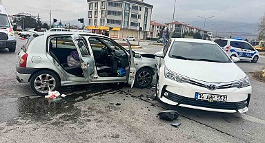 Erzincan'da iki otomobil çarpıştı: 2 yaralı