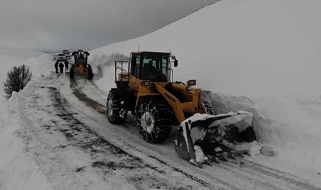 Erzincan'da kardan ulaşıma kapanan 12 köy yolu açıldı
