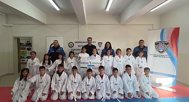 Erzincan'da "Hep Birlikte Aileyiz" Projesi kapsamında öğrencilere tekvando kıyafeti desteği