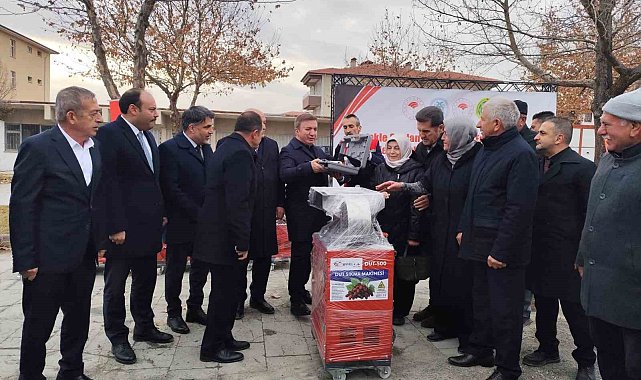 Erzincan'da üreticiye destek: Dut sıkma ve koyun kırkım makinası dağıtıldı