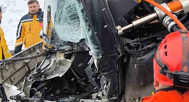 Erzincan'da yolcu otobüsü tıra çarptı: 3 yaralı