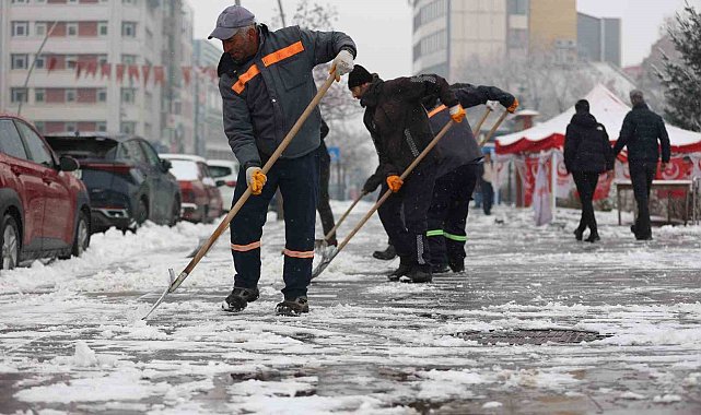 Erzurum Büyükşehir'den karla mücadele