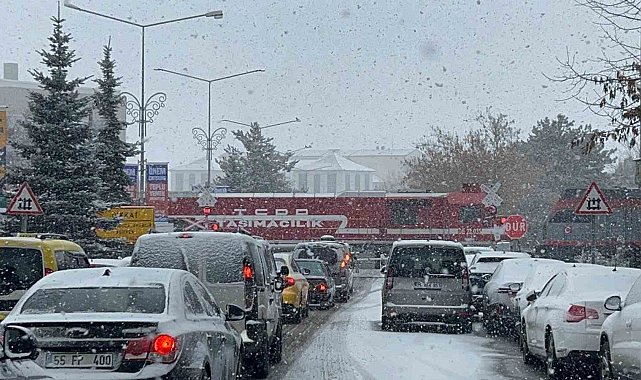 Erzurum'da ulaşıma kar engeli