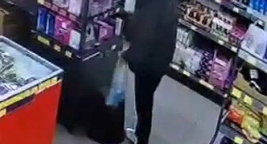 Esenler'de bir zincir markette hırsızlık: Vitrindeki cep telefonunu böyle çaldı