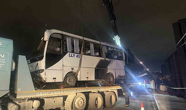 Esenyurt'ta 4 kişinin öldüğü kazaya karışan araç olay yerinden kaldırıldı