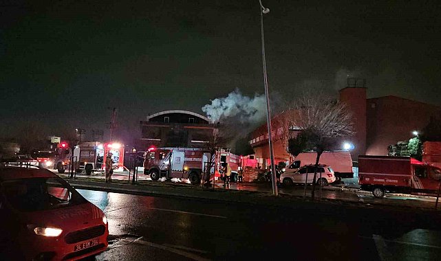 Esenyurt'taki fabrika yangını 6 saattir devam ediyor