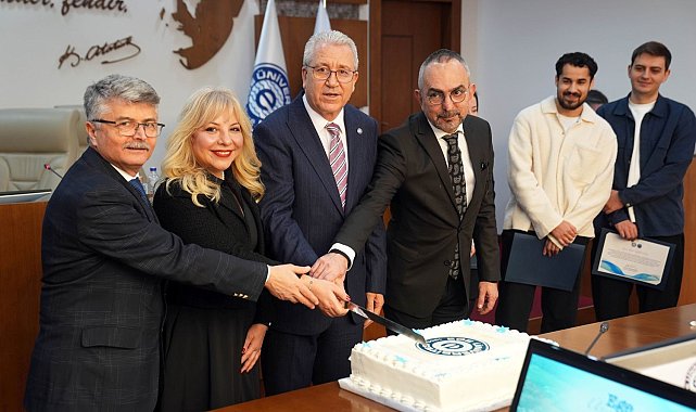 EÜ Senatosu'nda gururlandıran başarı pastayla kutlandı