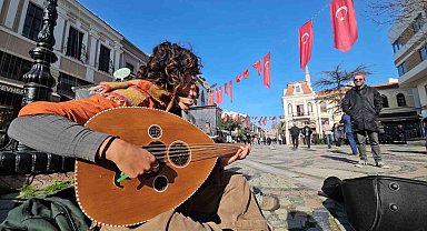 Evrensel dil olan müzikle hem geziyor hem de geçimlerini sağlıyorlar
