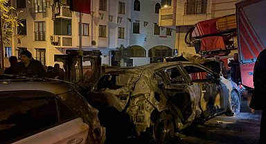 Eyüpsultan'da iki araç alevlere teslim oldu