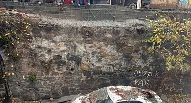 Eyüpsultan'da inşaattaki çalışma park halindeki araca zarar verdi