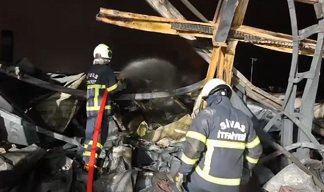 Fabrika yangını için Sivas'tan Kırıkkale'ye giden itfaiye ekipleri, söndürme çalışmalarına destek verdi