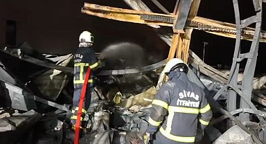 Fabrika yangını için Sivas'tan Kırıkkale'ye giden itfaiye ekipleri, söndürme çalışmalarına destek verdi