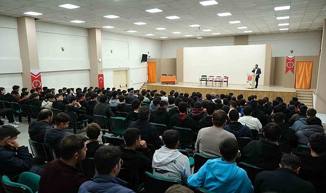 Fakirullahoğlu'ndan 15 Temmuz Şehitleri Anadolu İHL'de konferans