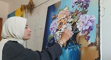 Fatsalı kadın ressam, çocukluk hayallerini tuvale yansıtıyor