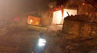 Feke'de ev yangını: bir ev kül oldu, lojman zarar gördü