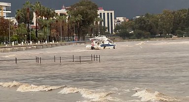 Finike'de fırtına sebebiyle tekne kıyıya sürüklendi, denizin rengi çamura döndü