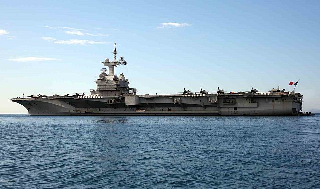 Fransa, yeni uçak gemisi inşa edecek